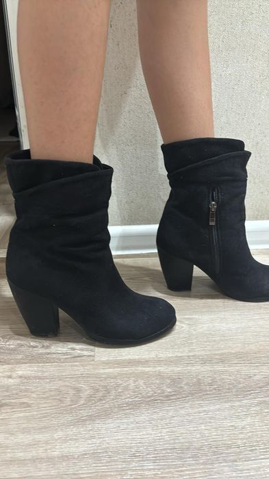 Продаю замшевые ботинка