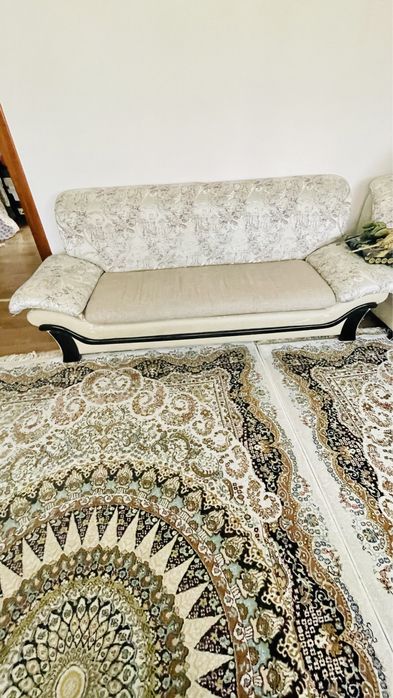 Диван с двумя креслами