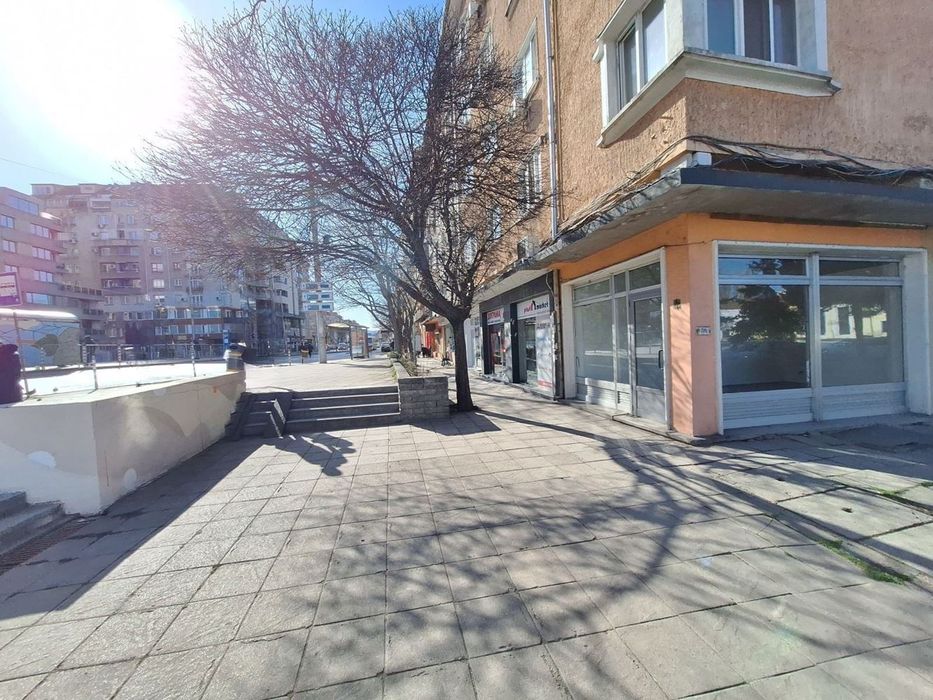 Ъглов магазин на 2 булеварда – 30 кв.м, витрини, топ поток до Сердика