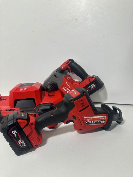 Set Milwaukee rotopercutor /fierastrau/multifunctionala/ M18 FUEL - FHX + FMT + Hackzall + 2 acumulatori + M18 DBSC