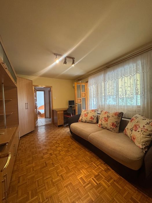 vând apartament cu 3 camere Reșița
