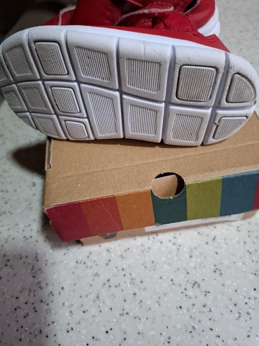 Продаются сандалии на девочку 24 разм.