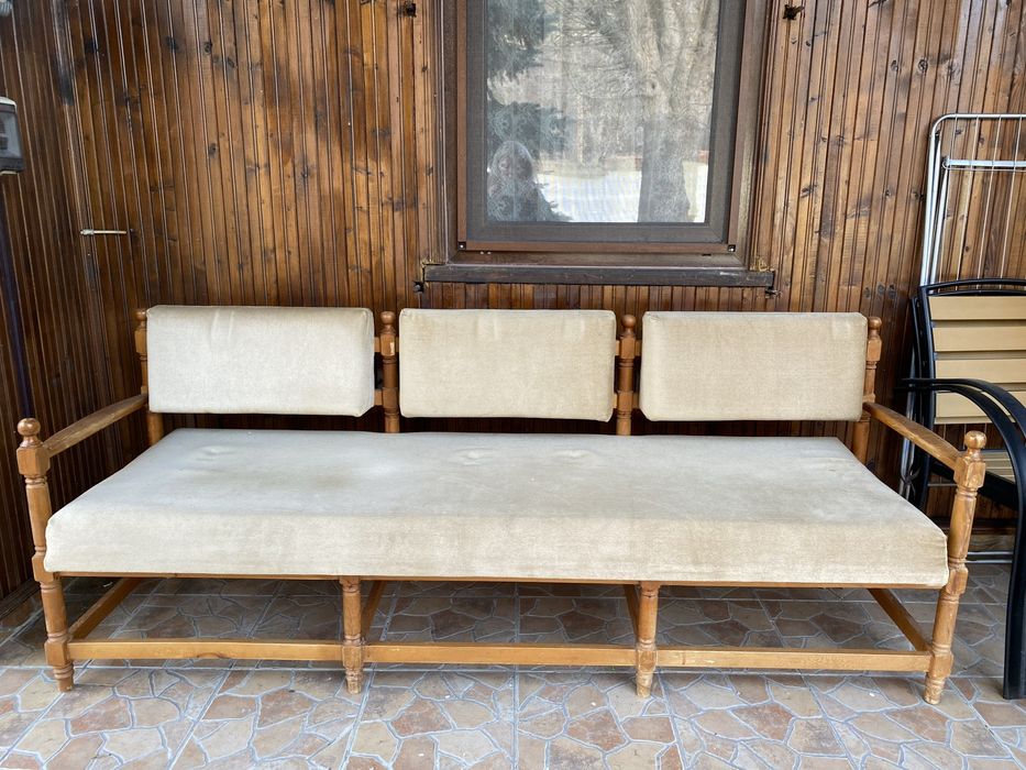 Продавам дървени мебели- :диван,фотьойли и табуретки