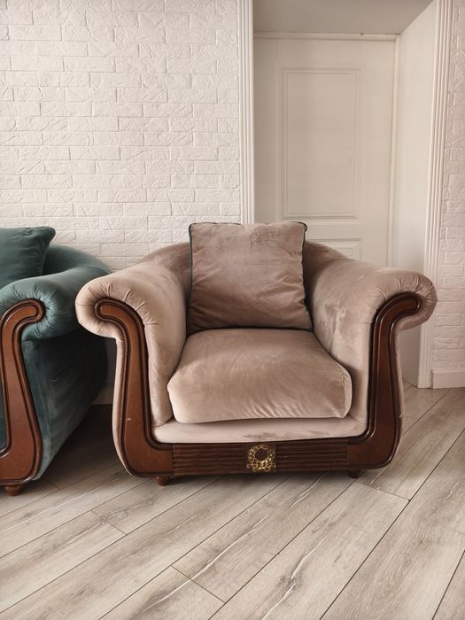 Продам диван с двумя креслами