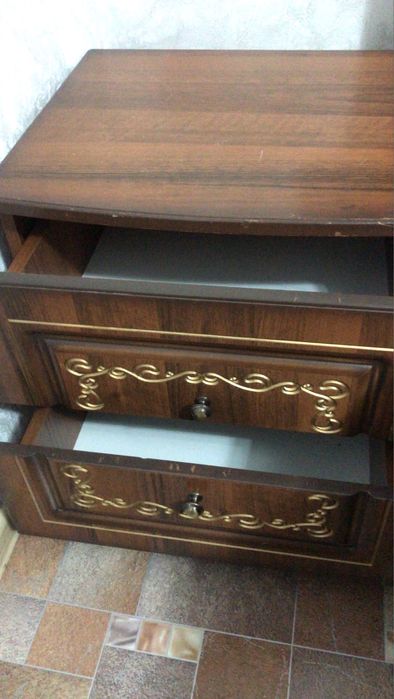 Продается кровать, тумбы и зеркало