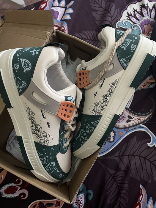 Кроссовки НОВЫЕ 41-42 размер