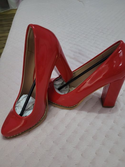 Червени лачени обувки