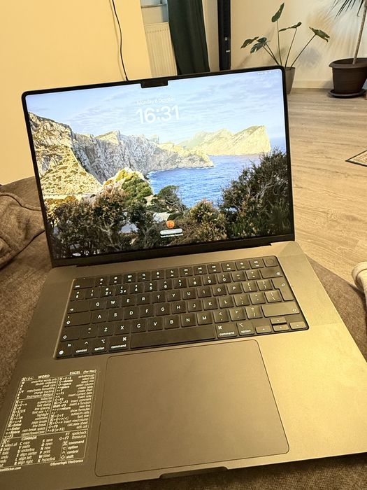 MacBook M3Pro 16inch 512GB 18 RAM