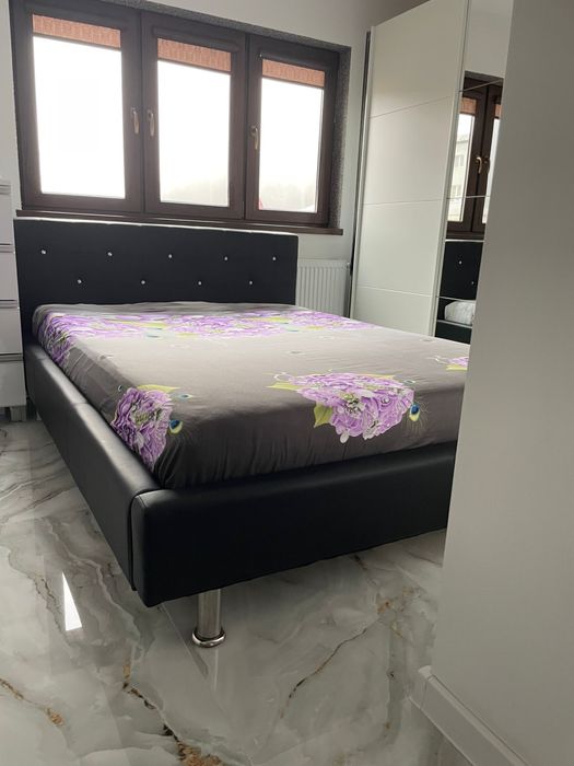 Pat modern pe picioare de inox