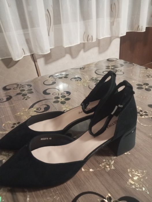 Vând pantofi eleganți