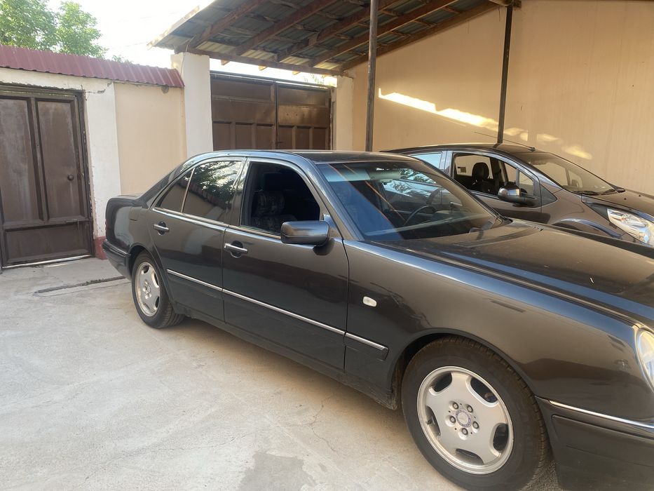 Mercedes-Benz E-Class W210