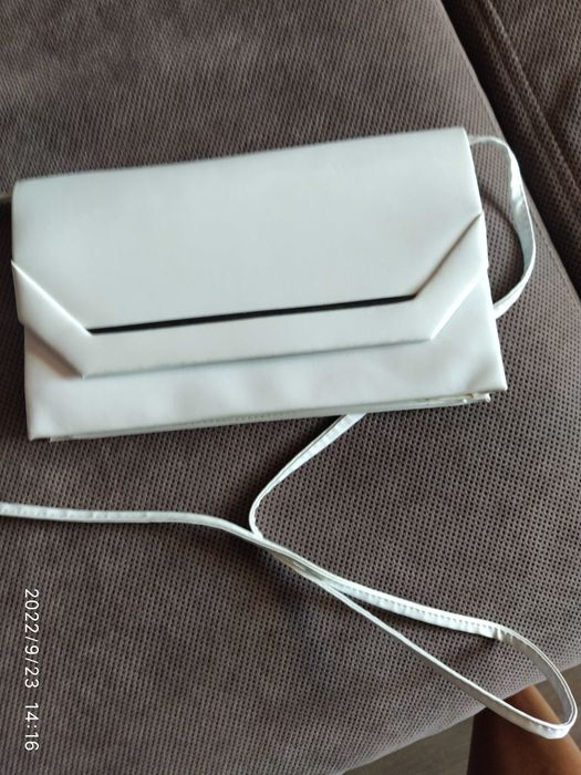 Рокля в снежно бял цвят