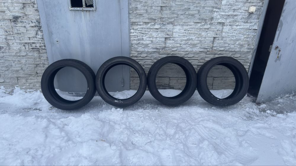 Продам резину комплект одной фирмы лето 245/40/19. От камри 70