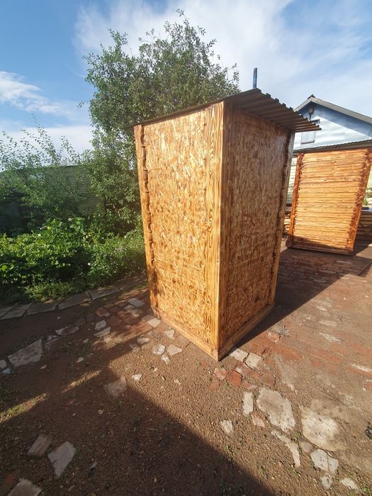 Уличный деревянный туалет