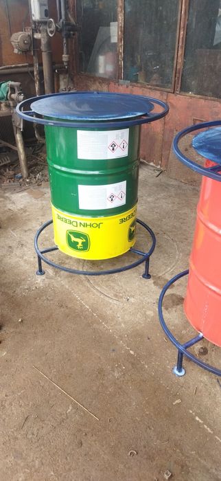 Високи метални маси от варели