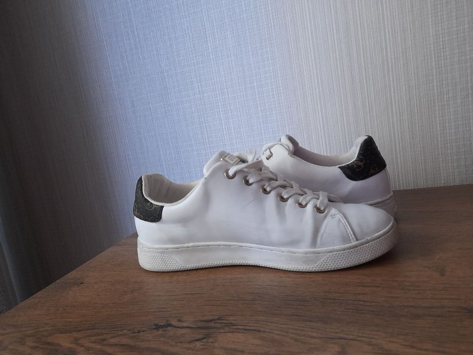 GUESS кецове 38 номер.