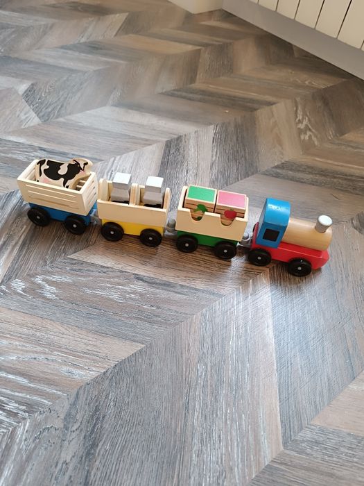 Продам деревянный поезд б/у в отличном состоянии