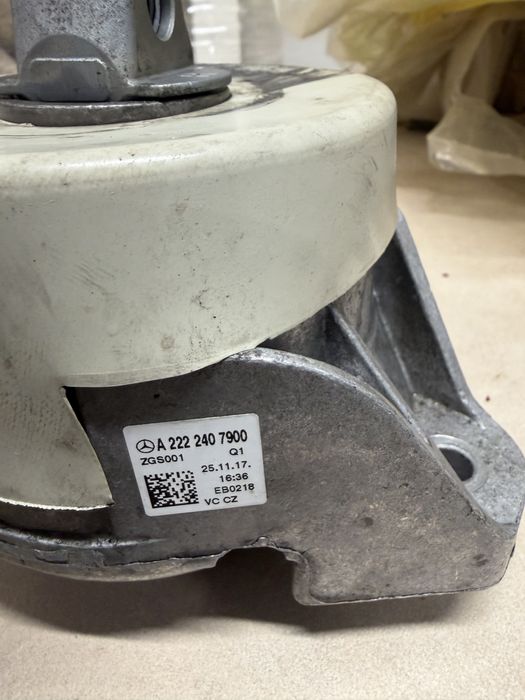 Тампон двигател mercedes w222  s560