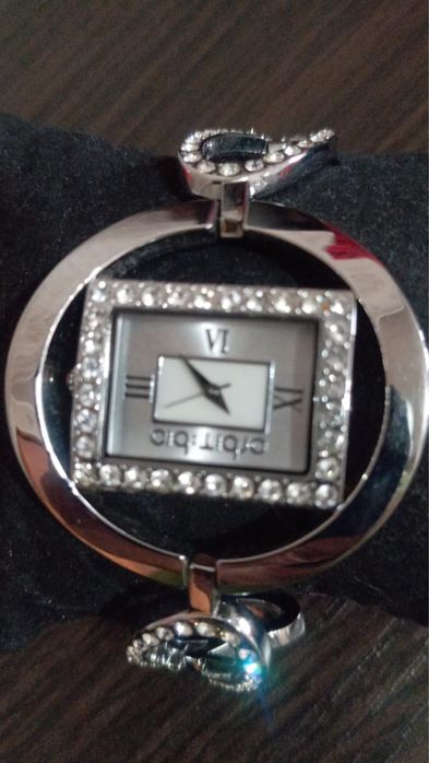 Продам женские новые часы