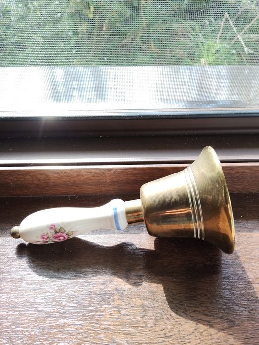 De vânzare un clopoțel cu mâner de porțelan este foarte vechi  alamă