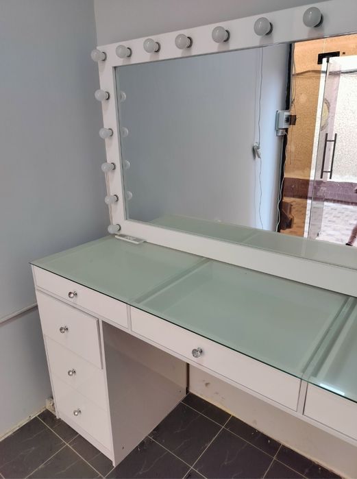 Макияжный стол с зеркалом и лампочками