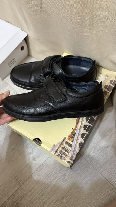 Продам школьные туфли