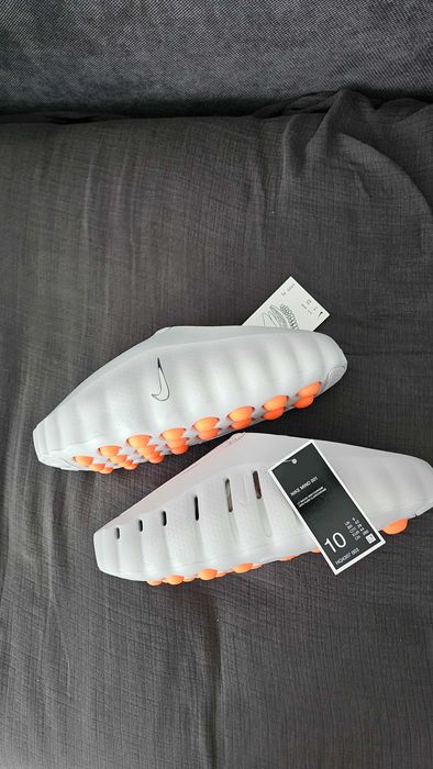 Нови, бели Nike MIND 001 в кутията. New, white Nike MIND 001 in the box.