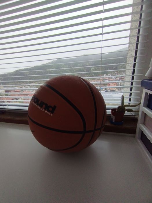 Баскетболни обувки  Zara и топкa