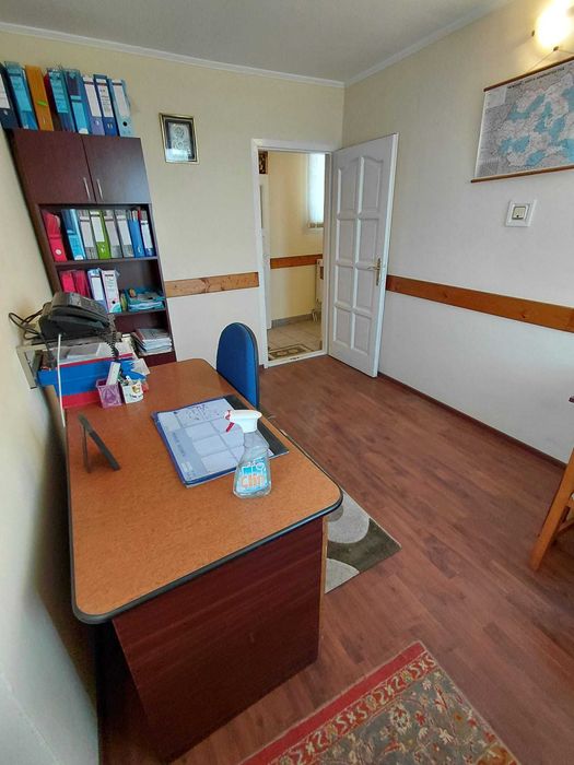 Vand spatiu compus din hala si birouri