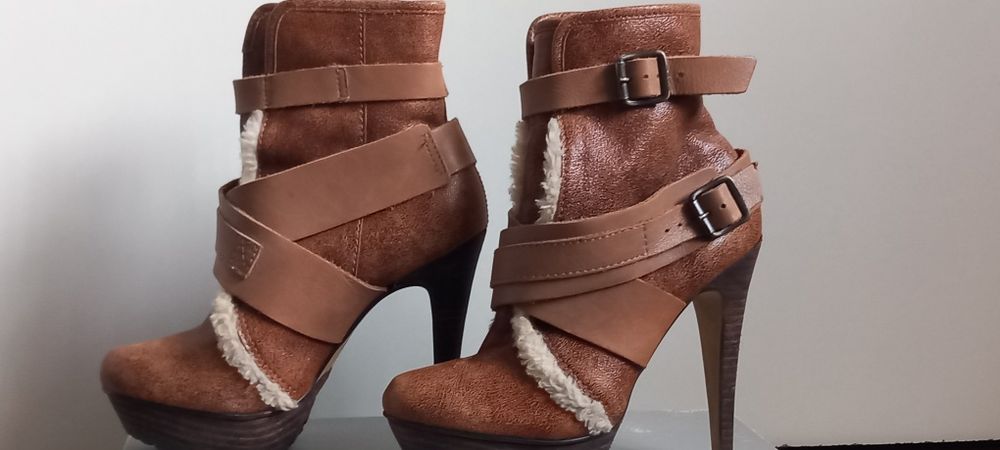 Ghete de firma îmblănite cu toc înalt