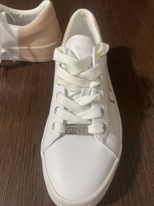 Adidași sport, Guess