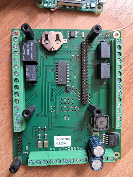 Modul Raspbery  programat pentru control.acces 4 uși