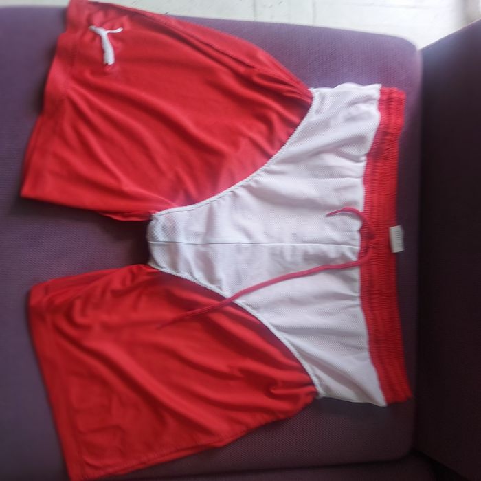 Vind pantaloni marca Puma marimea L și un tricou  marca Puma marimea S.