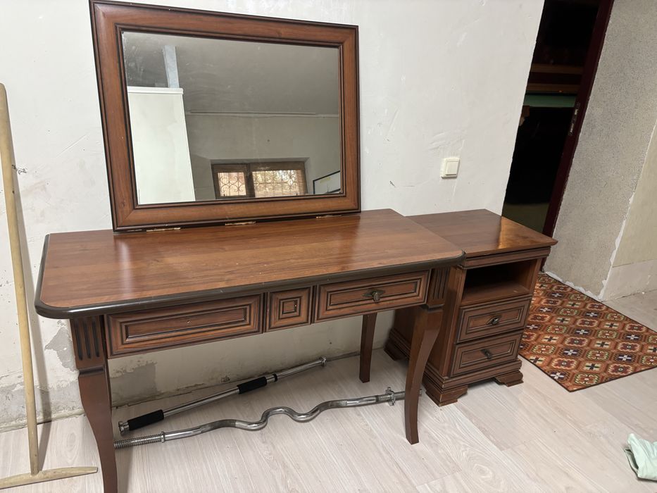 Комод айнасымен, тагы 2 кишкентай комоды бар
