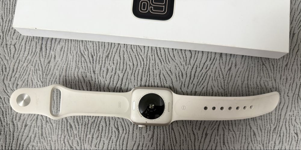 Apple Watch SE 3 starlight aluminum case