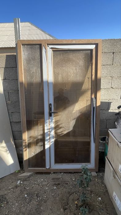 Стекляная дверь с замком