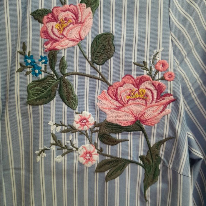 Cămașă cu broderie.