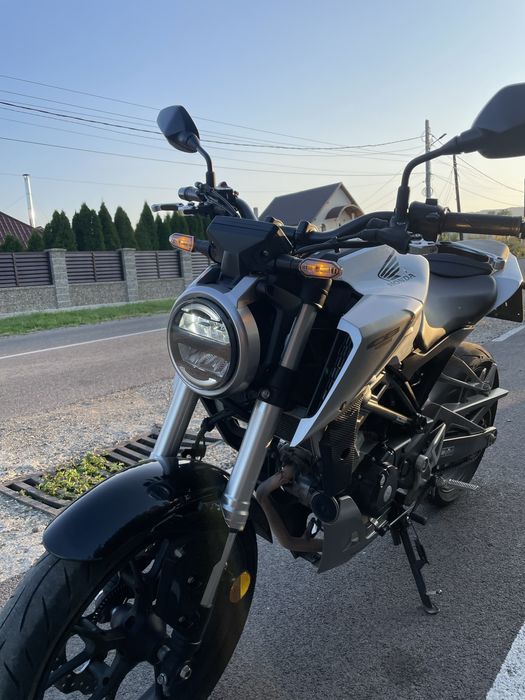 Motocicleta Honda CB125R A1 LeoVince