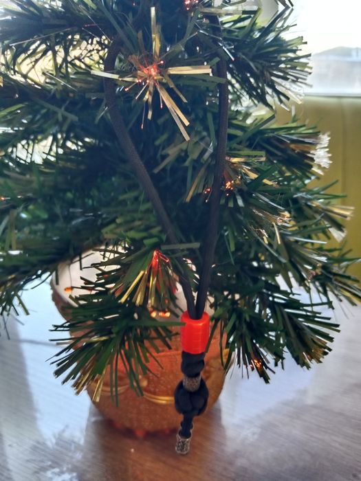 Продам темляк с светящийся бусиной.