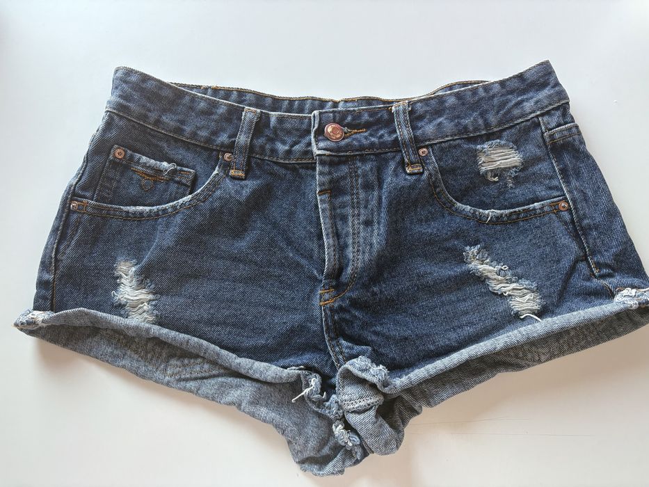 Blugi scurti de la pull and bear