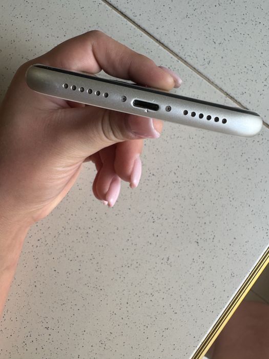 Продавам iphone 11
