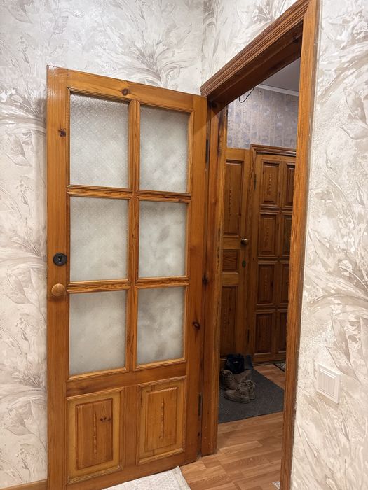 Двери межкомнатные ,деревянные