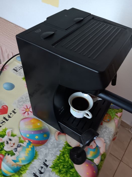 Expresor cafea  pentru 2 cafele in același timp  face laptele spuma in  stare bună,puțin folosit , adus fin Spania,,,cre