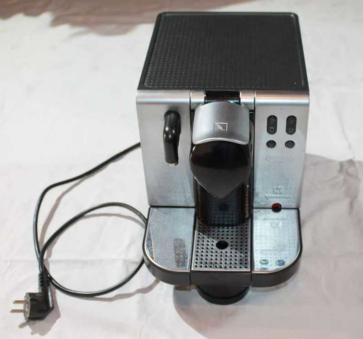 DeLonghi Nespresso SILVER Лимитирана серия капсулна машина Lattissima EN680M