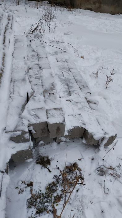 Деревянные опоры с пасынком