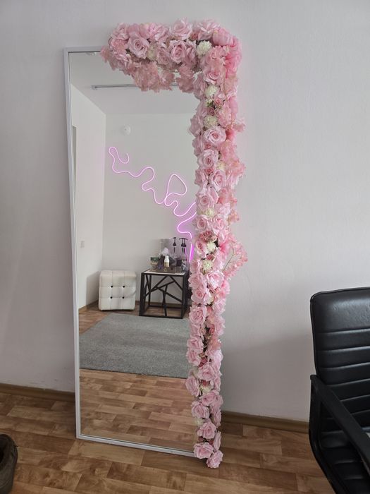 Сдам рабочее место мастеру маникюра