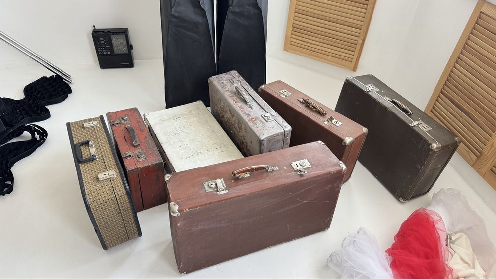 Стулья кубы для фотостудии, вентилятор, чемоданы