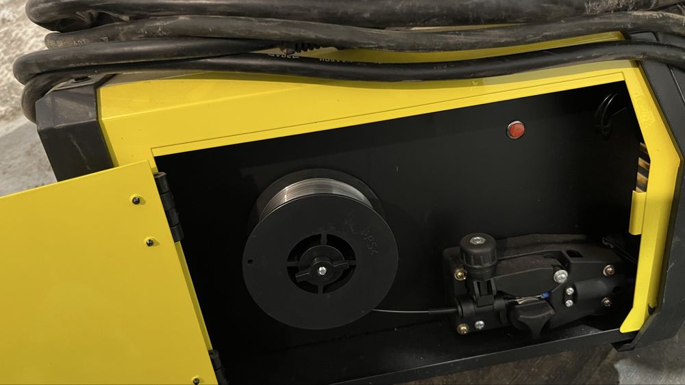 Инверторен телоподаващ заваръчен апарат с възможност за СО