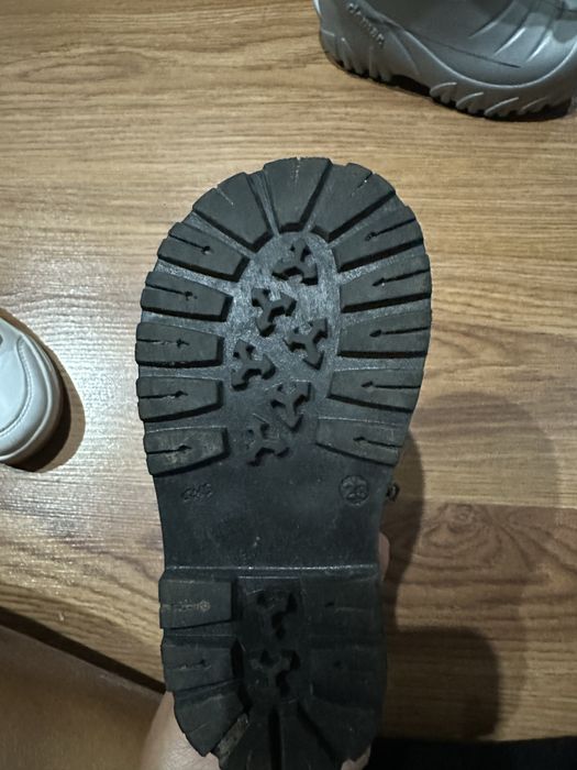 Продам детские ботинки