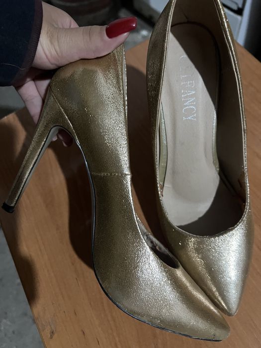 Каблуки с золотистым покрытием